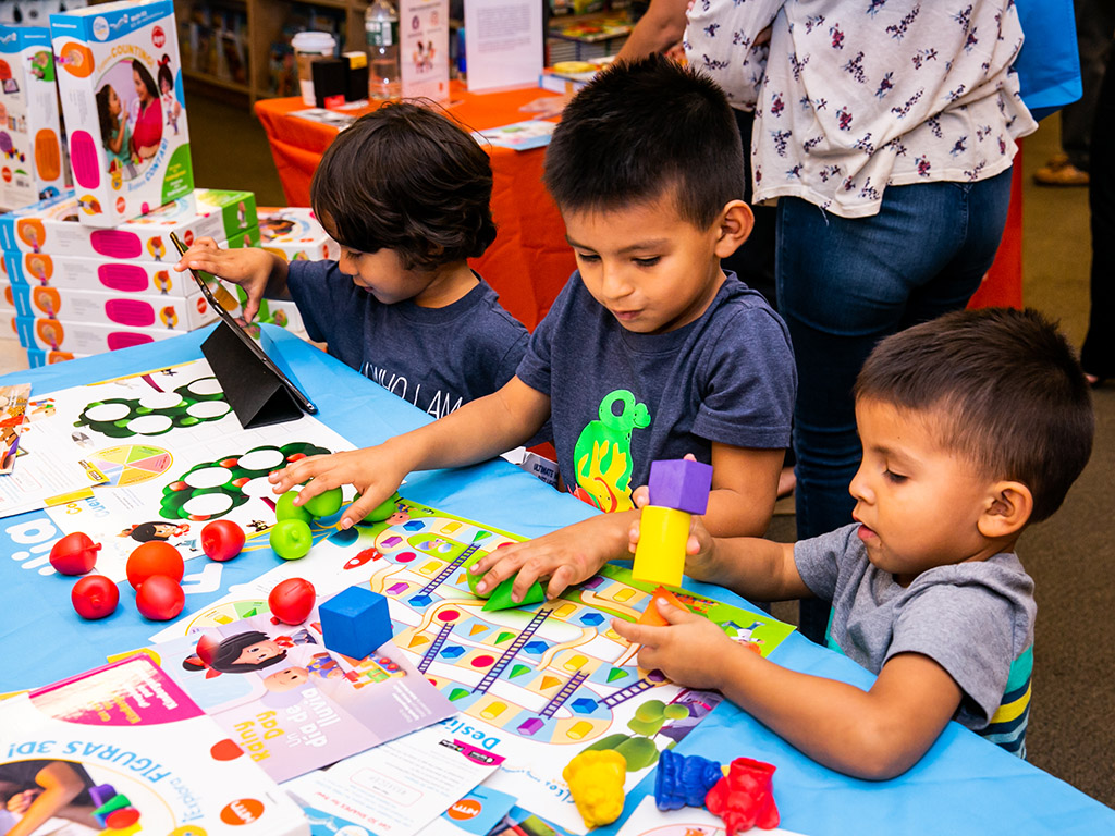 El Paso, Texas. Kids learn math concepts with Cleo & Cuquin.